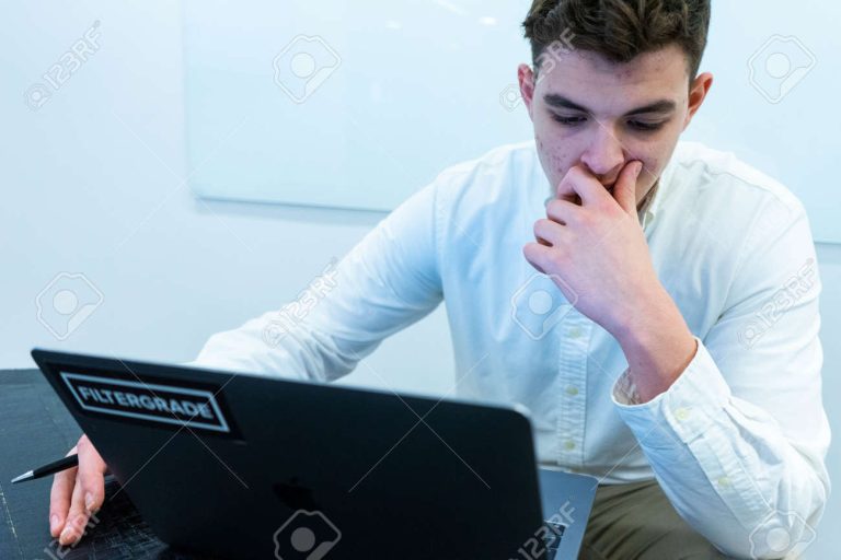 persona revisando su computadora con preocupacion