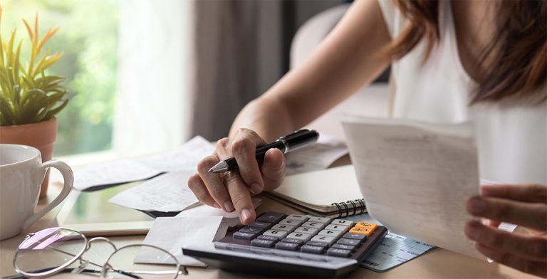 Cómo obtener autofinanciamiento si tengo mal buró de crédito 13 persona revisando sus finanzas personales