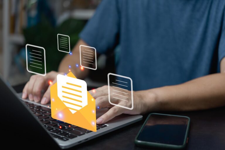 Qué hacer si el SAT me mandó un correo inesperado 23 persona revisando un correo en su computadora