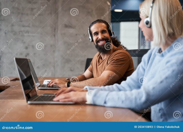 persona sonriendo en su nuevo escritorio