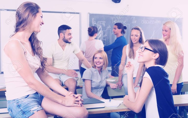 Cómo responder adecuadamente a "Bien, y tú, cómo estás" 11 persona sonriendo en una conversacion amigable