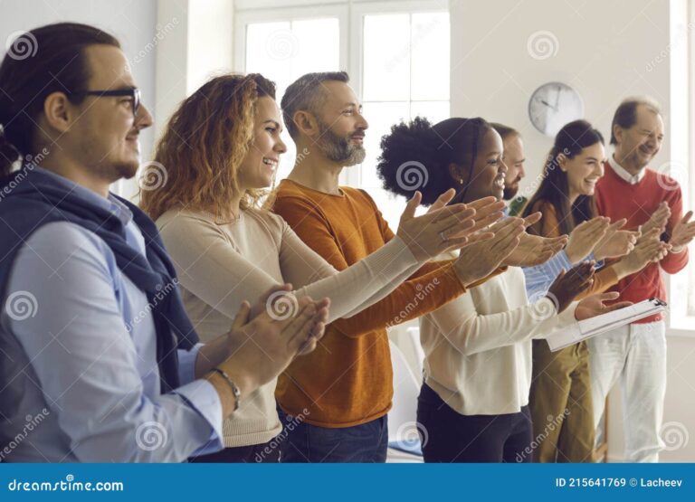 Cómo expresar tu agradecimiento por las felicitaciones en el trabajo 20 persona sonriendo y agradeciendo en oficina