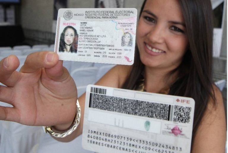 Qué es la credencial para votar del Instituto Nacional Electoral 45 persona sosteniendo una credencial para votar