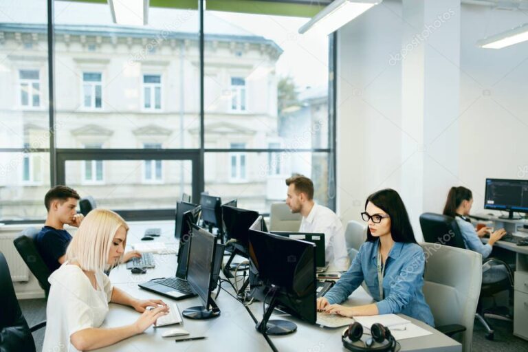 Cómo puedo aplicar tips para ser un buen emprendedor exitoso 13 persona trabajando en una oficina moderna 1