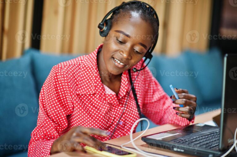 Cómo puedo comunicarme con Mercado Libre para resolver mis dudas 1 persona usando computadora con atencion al cliente