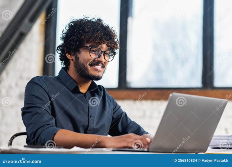 Cómo puedo recuperar mi contraseña del SAT sin usar e.firma 7 persona usando computadora con expresion concentrada