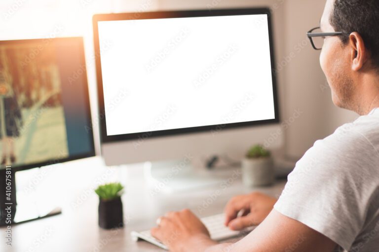 Cómo Puedo Sacar Mi Cédula Profesional por Internet en México 8 persona usando computadora en casa