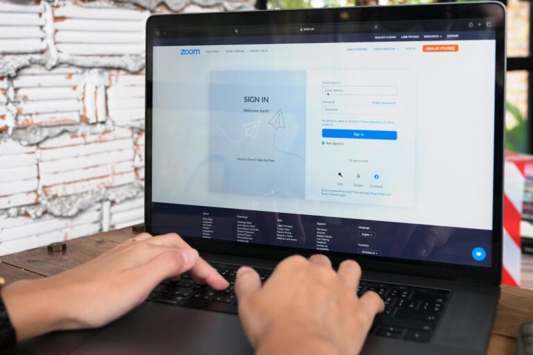 persona usando computadora para iniciar sesion
