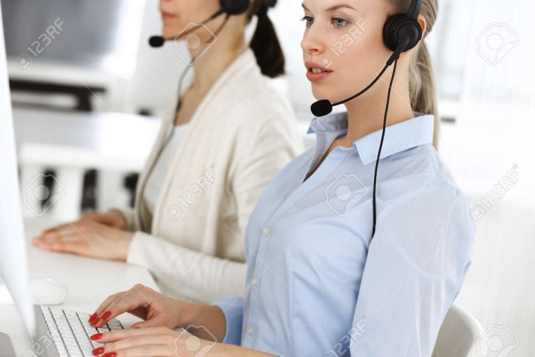 persona usando computadora para servicio al cliente
