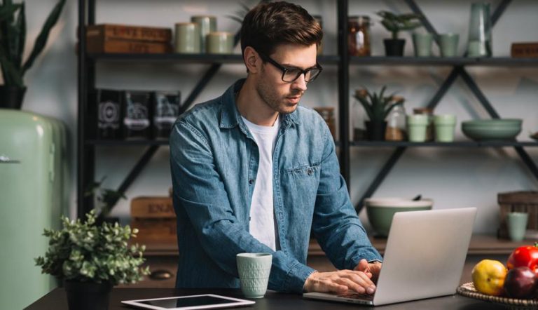 Cómo puedo hacer un contrato de luz por internet fácilmente 19 persona usando laptop en casa