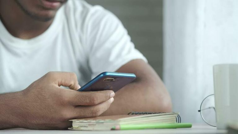 Qué es el Kit de Telcel para Mi Amigo y cómo funciona 35 persona usando su telefono movil