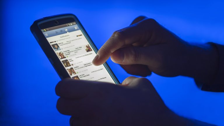 Cómo crear una página de Facebook desde tu celular de manera sencilla 42 persona usando un celular con facebook