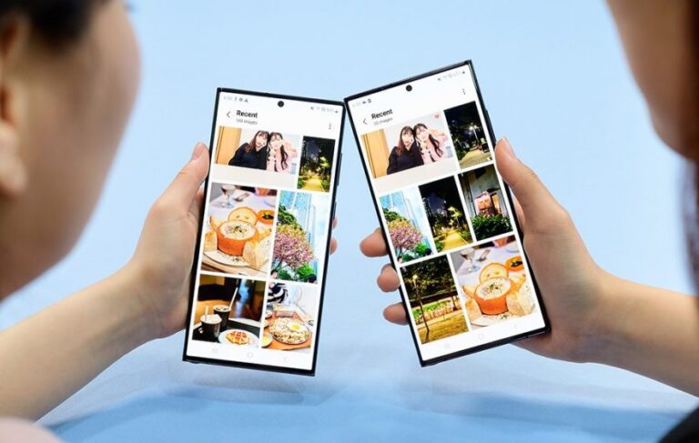 persona usando un celular para enviar archivos