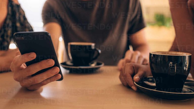 Cómo puedo realizar la facturación y los pagos con AT&T 18 persona usando un smartphone en una cafeteria