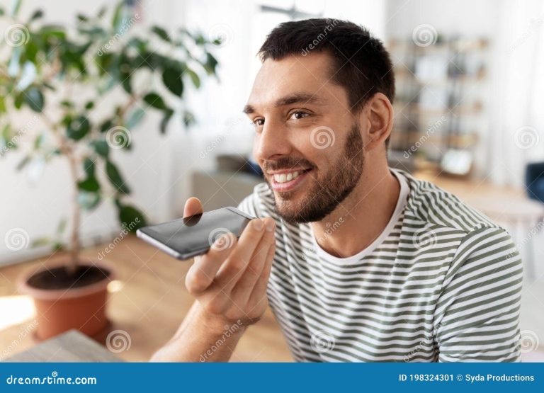 Cómo usar un teléfono de casa correctamente y sacar el máximo provecho 22 persona usando un telefono de casa sonriente