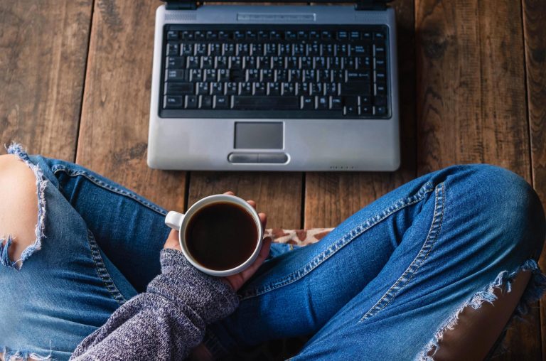 Qué tan bueno es el Internet On para tus necesidades diarias 24 persona usando una laptop en un cafe