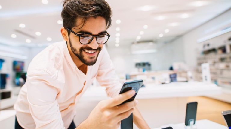 persona utilizando un smartphone para comprar