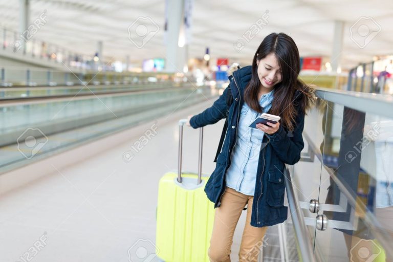 persona utilizando un telefono en el aeropuerto