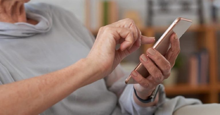 Cómo puedo comunicarme con Mercado Libre para resolver mis dudas 39 persona utilizando un telefono movil 1