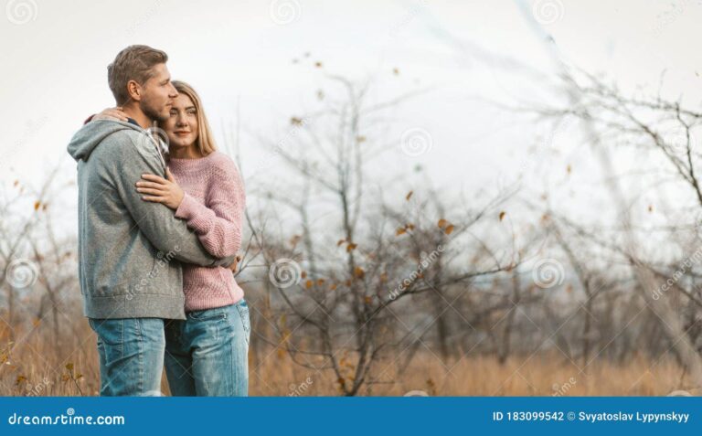 personas abrazandose en un entorno natural