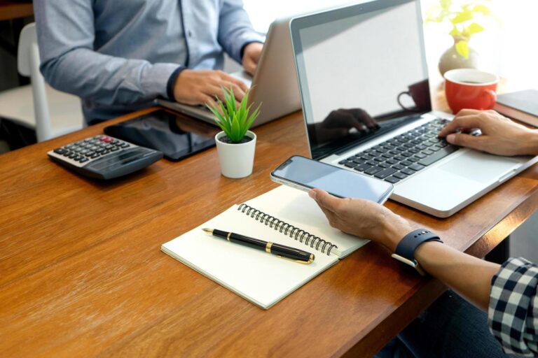 En qué páginas puedo ofrecer mis servicios y conseguir clientes 52 personas trabajando en una computadora portatil