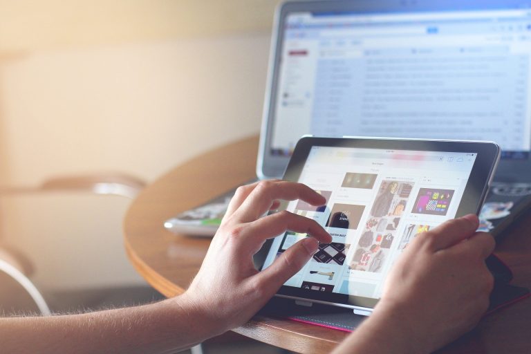 En Qué Maneras Afecta la Tecnología Nuestra Vida Diaria 31 personas usando tecnologia en la vida cotidiana