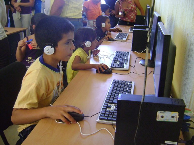 Cómo se utilizan las TIC en mi comunidad para mejorar la vida diaria 15 personas utilizando tecnologia en espacios comunitarios