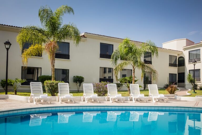 Qué servicios ofrece Fiesta Inn en Playa del Carmen 19 piscina y areas comunes de fiesta inn