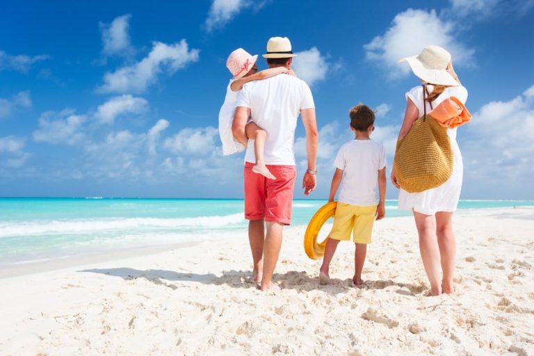 Cómo puedo conocer gente en Cancún durante mis vacaciones 34 playa de cancun con personas socializando