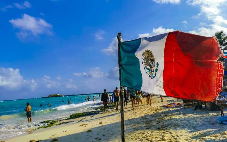 Cómo consultar las tenencias en Gob MX para Quintana Roo 2 playa de quintana roo con bandera mexicana
