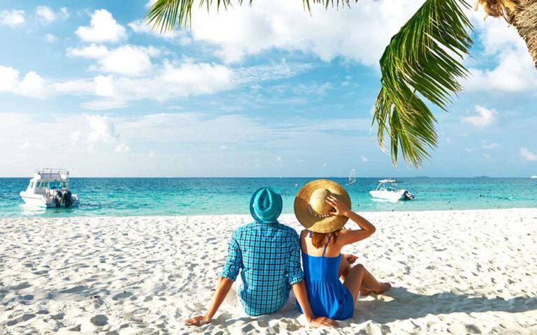 playas paradisiacas con personas disfrutando