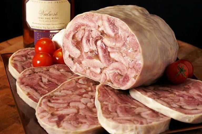 queso de puerco en una tabla de charcuteria