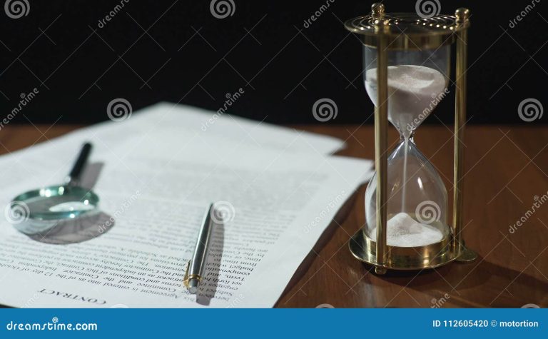 Cuánto tiempo tengo para presentar una demanda por despido injustificado 25 reloj de arena con documentos legales
