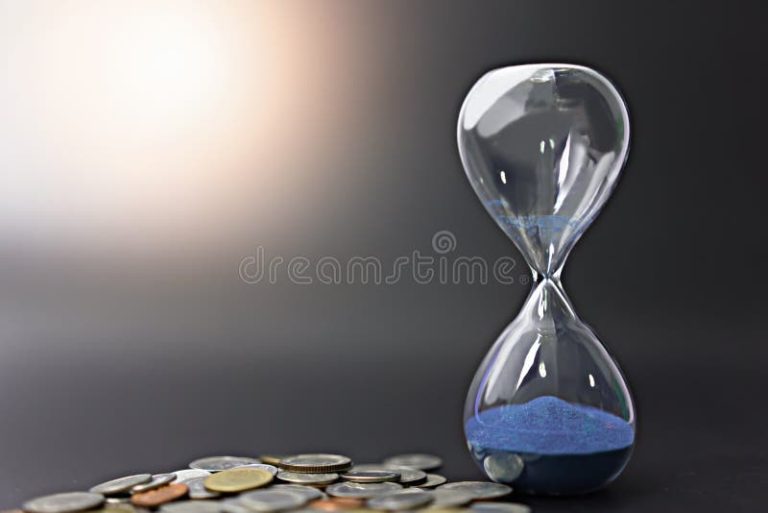 Cuánto tiempo tarda el SAT en depositar un saldo a favor 8 reloj de arena con monedas de fondo