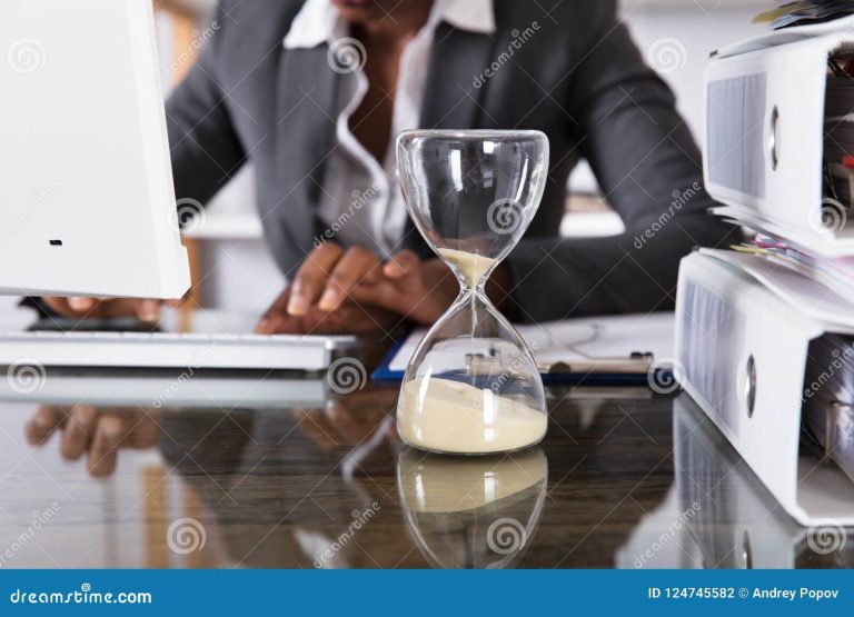 Qué es una jornada de trabajo y cómo funcionan los dÃas de descanso 53 reloj de arena sobre un escritorio laboral