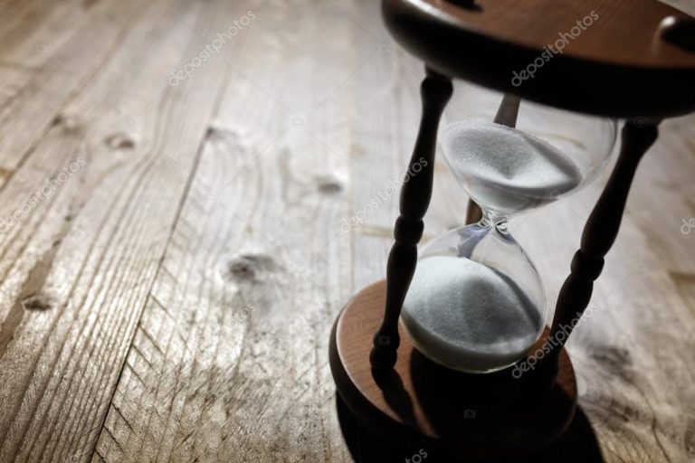 Cuánto tiempo tarda una transferencia entre bancos en México 42 reloj de arena sobre una mesa de madera