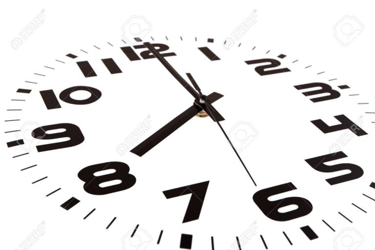 reloj marcando horas en un entorno laboral