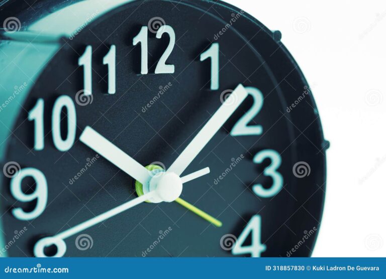 reloj marcando la medianoche en celebracion
