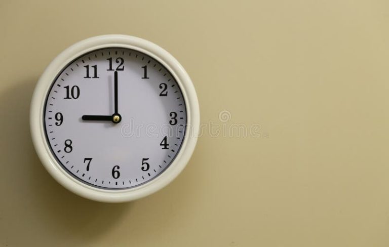 Qué significa la frase "Inos dieron las diez y las once" 16 reloj marcando las horas en un fondo