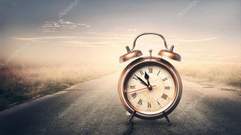 Cómo calcular el tiempo si tengo la velocidad y la distancia 54 reloj y carretera al atardecer