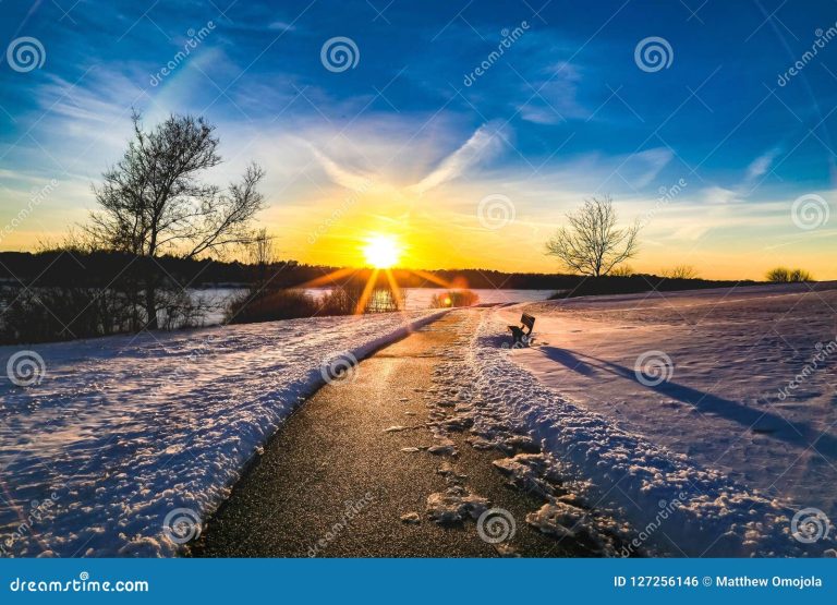 Cómo calcular el tiempo usando velocidad y distancia correctamente 34 reloj y carretera con un horizonte lejano