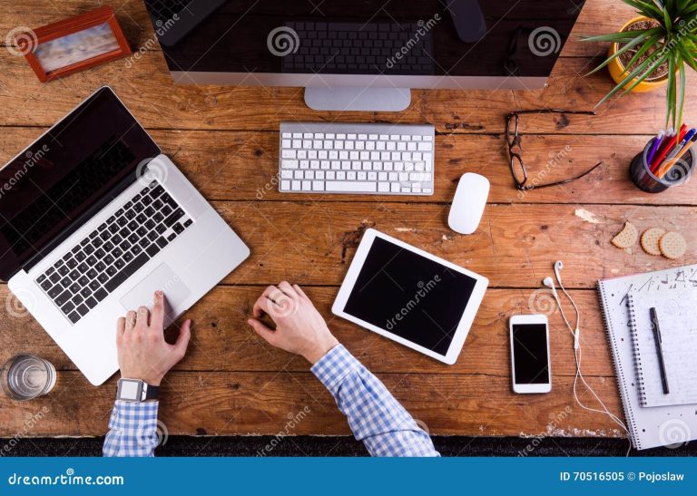 Cuántas horas se requieren para realizar prácticas profesionales 33 reloj y persona trabajando en oficina