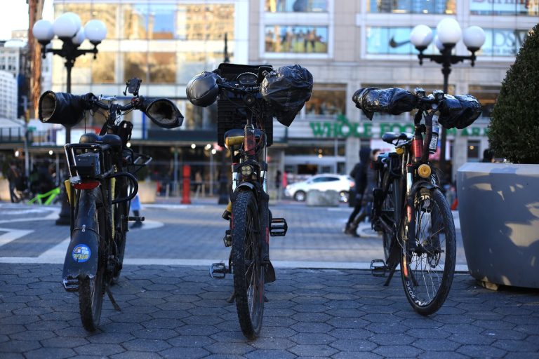 Qué requisitos necesito para trabajar en Uber Eats en México 6 repartidor con bicicleta en ciudad mexicana