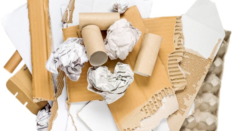 Cuántas hojas contiene una resma estándar de papel 53 resma de papel descartada en un escritorio