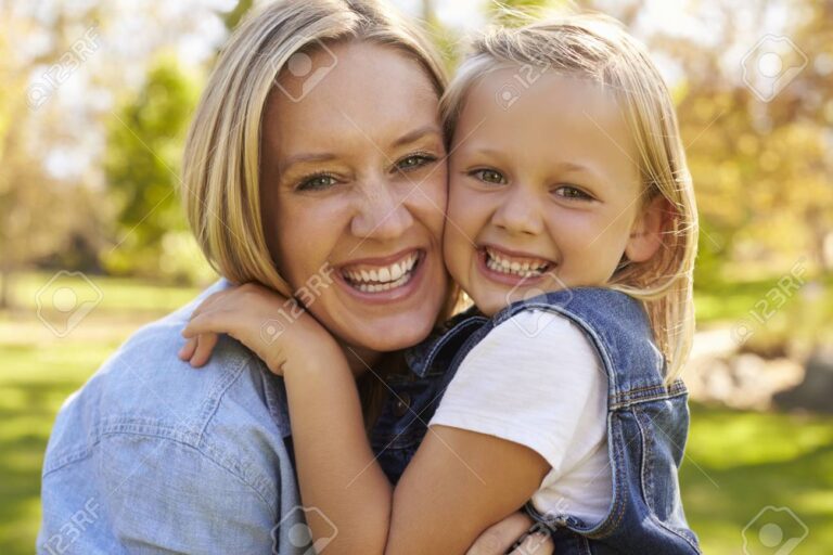 Quiénes son Johana Bahamón y MÃa Salazar Bahamón 13 retrato de madre e hija sonrientes