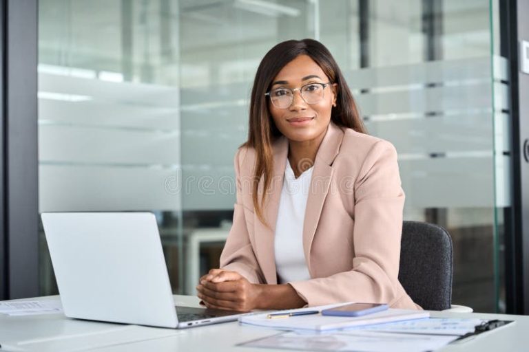 Quién es Minerva Valadez y qué ofrece Premier English 38 retrato de mujer profesional en oficina