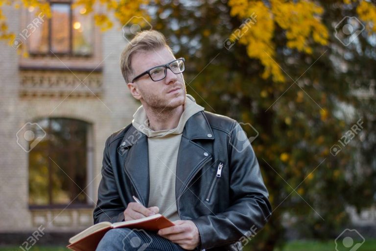 Qué temas aborda "El diario de G." y quién es su autor 7 retrato de un escritor con su cuaderno