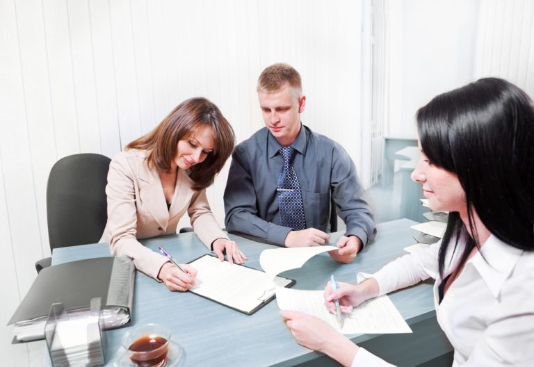 Qué aspectos clave debe incluir un contrato de software as a service 32 reunion de personas firmando un contrato