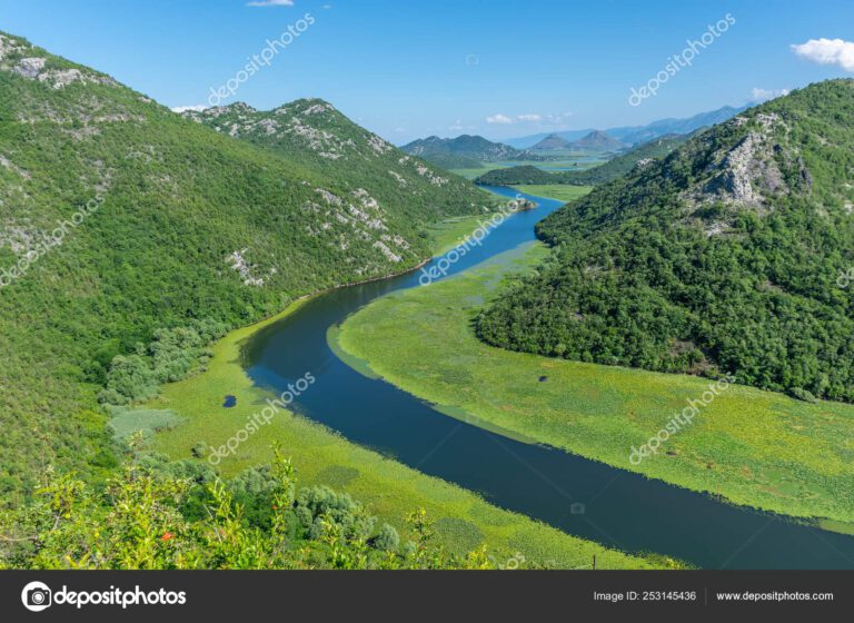 Qué nombres significan agua o están relacionados con el agua 3 rio serpenteante entre montanas verdes