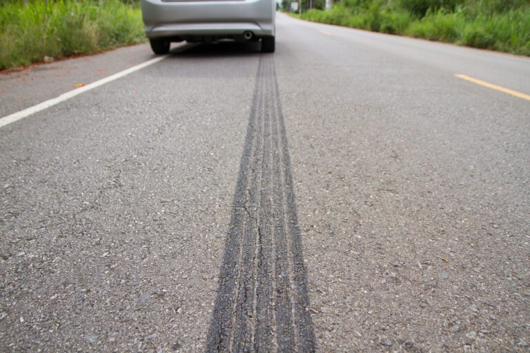 Qué significa hacer algo por inercia y cómo nos afecta 50 rueda girando sin frenos en la carretera